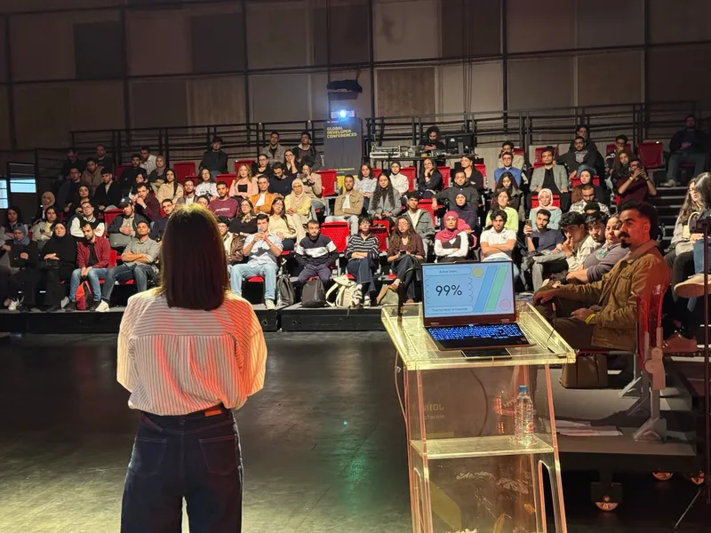 Eya Laouini presenting her talk in front of the audience