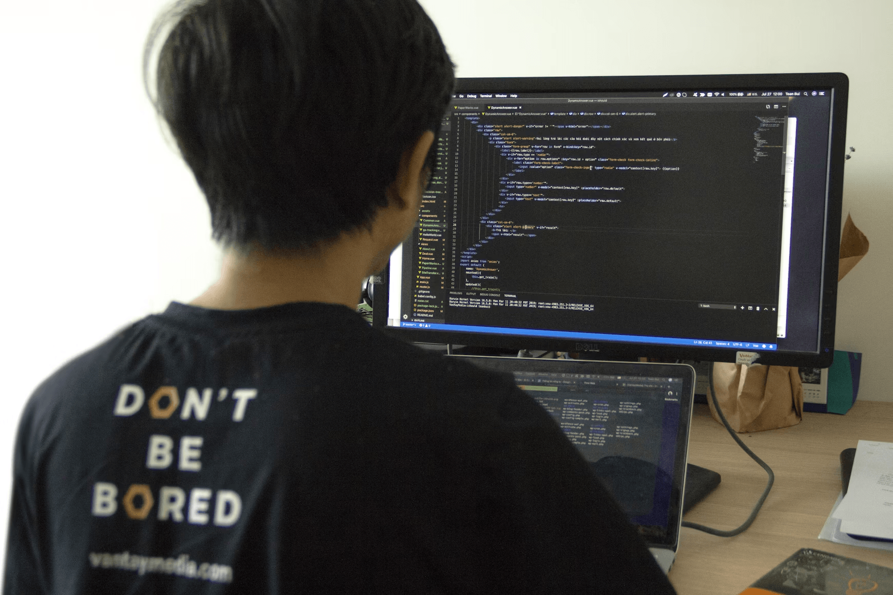 Adolescent en train de coder sur un ordinateur