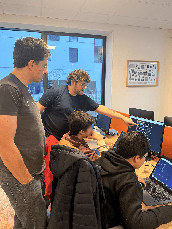 Noé Tatoud helping kids during the Kaplay workshop